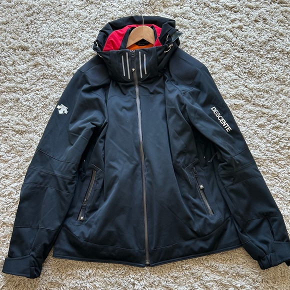 Descente MENS large in excellent condition. Very warm Descente makes great coats